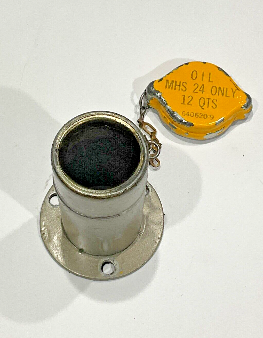 P/N: 538773 Oil Fill Neck 3.5" with 640620-9; 12 Qt Cap (AR)