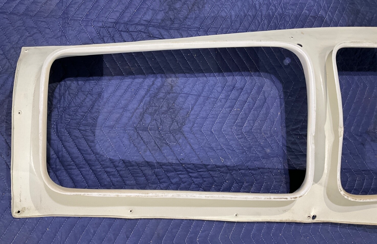 P/N: 169-534092-28 RH Molding 2nd & 3rd Windows Duchess Model 76 (AR)