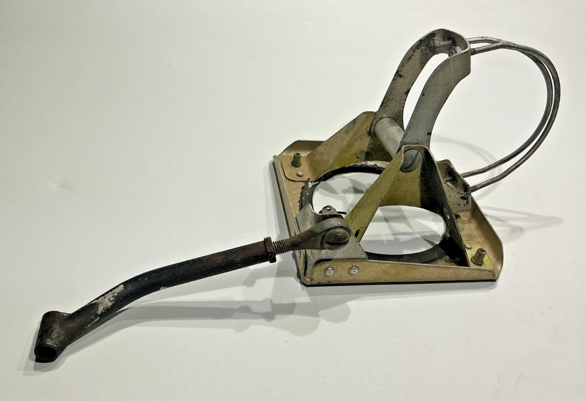 P/N: 30495-00 or 30497-00 Piper Nose Gear Taxi Light Bracket & Rod (AR)