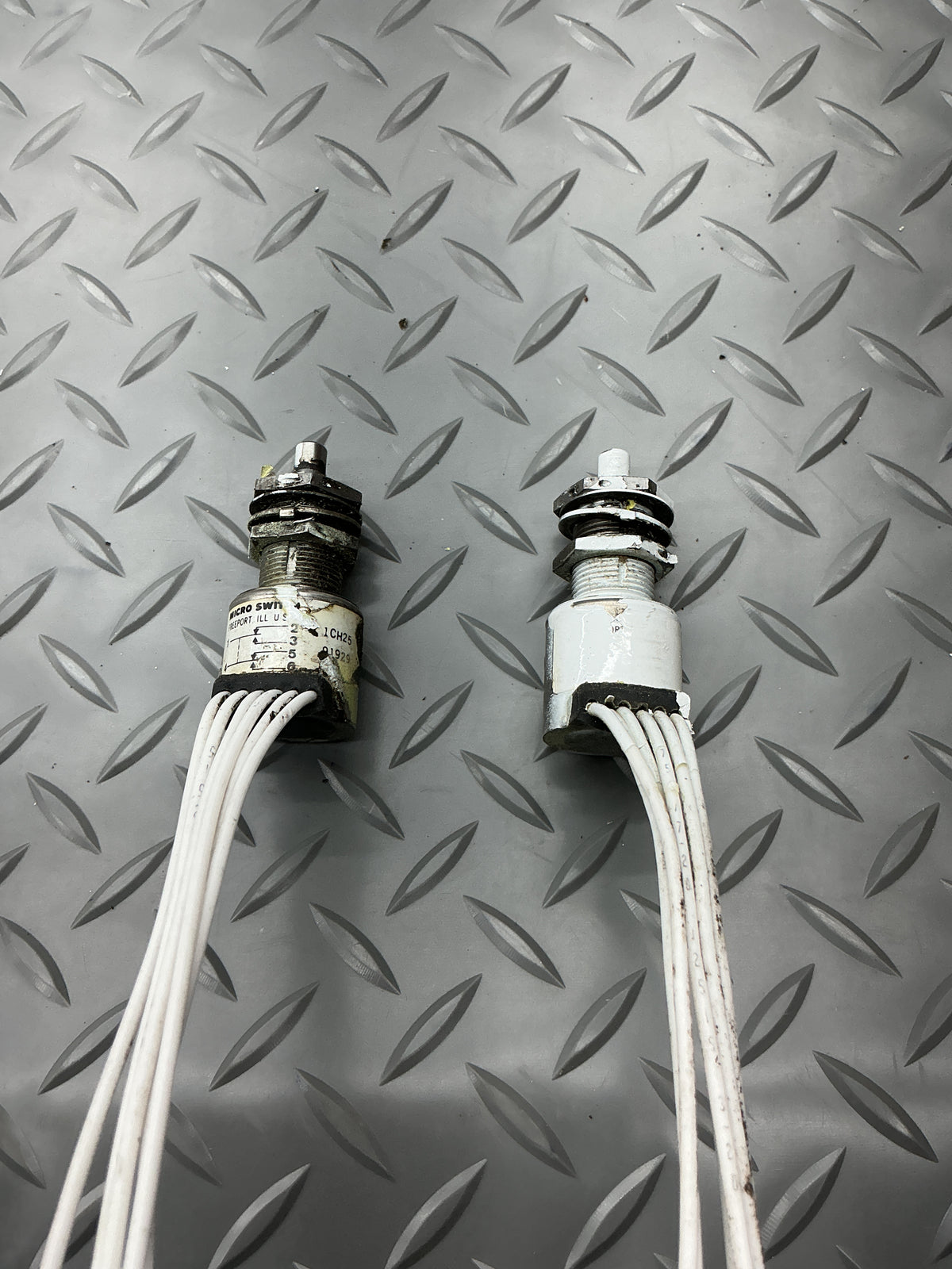 P/N: 100-381006-1 Beechcraft Duchess 76 Micro Limit Switch (AR)