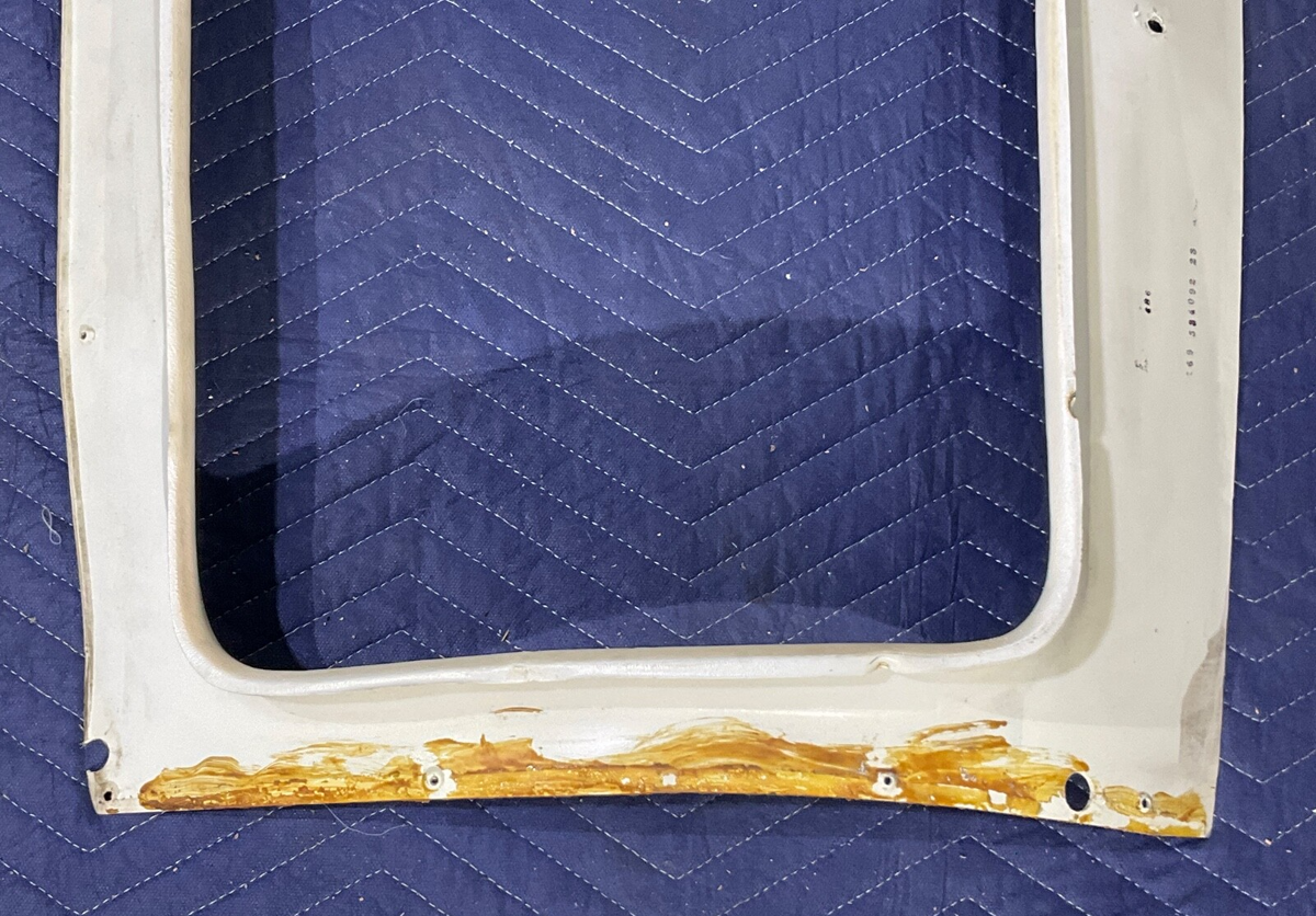P/N: 169-534092-23 LH Middle Window Molding Beechcraft Duchess Model 76 (AR)