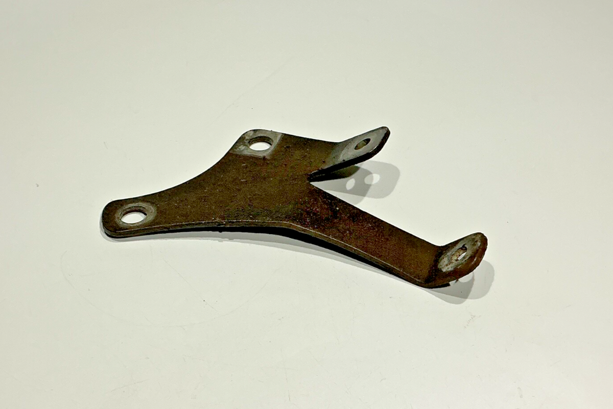 P/N: 96-940018 Throttle Cable Bracket - Beech Baron (AR)