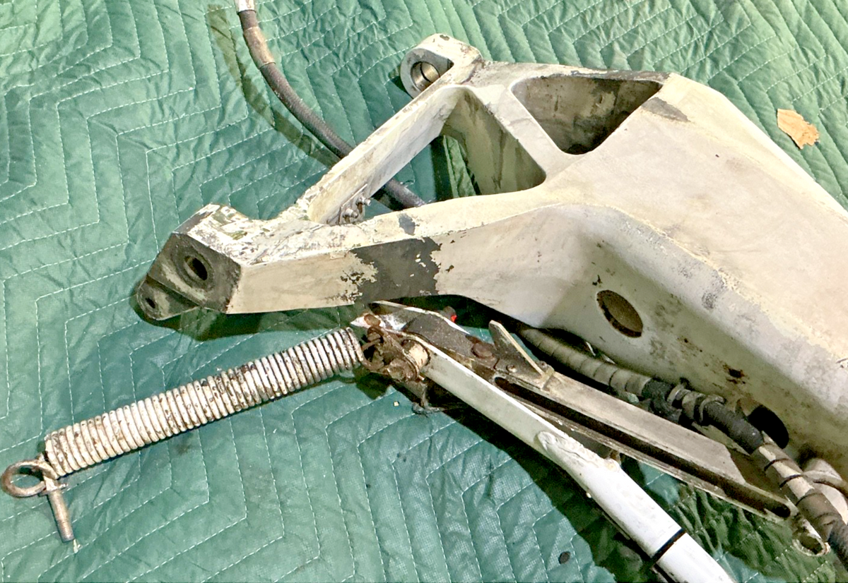 P/N: 105-810000-2 Landing Gear Instl, RH Main Beechcraft Duchess Model 76 (AR)