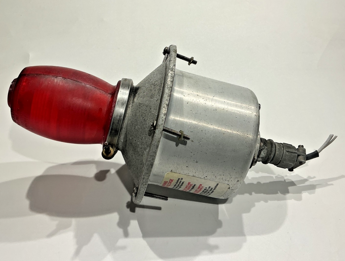 P/N: 01-0770285 Whelen HR, CFA-MS Strobe Light - 14/28 Volt (AR)